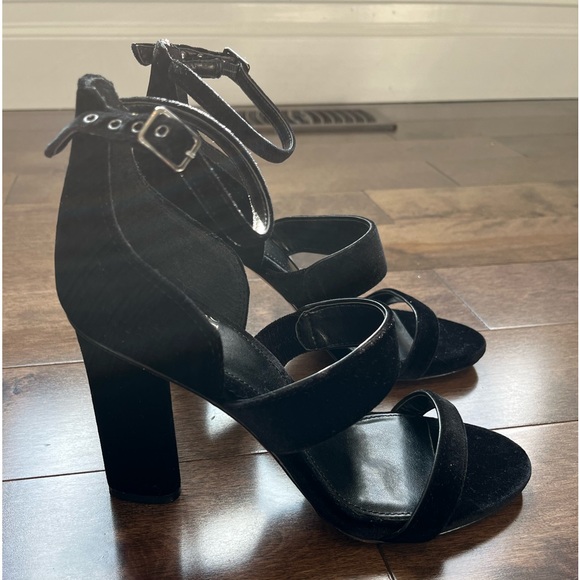 NEW VINCE CAMUTO black velvet strappy heels sz 7.5 - Picture 3 of 9